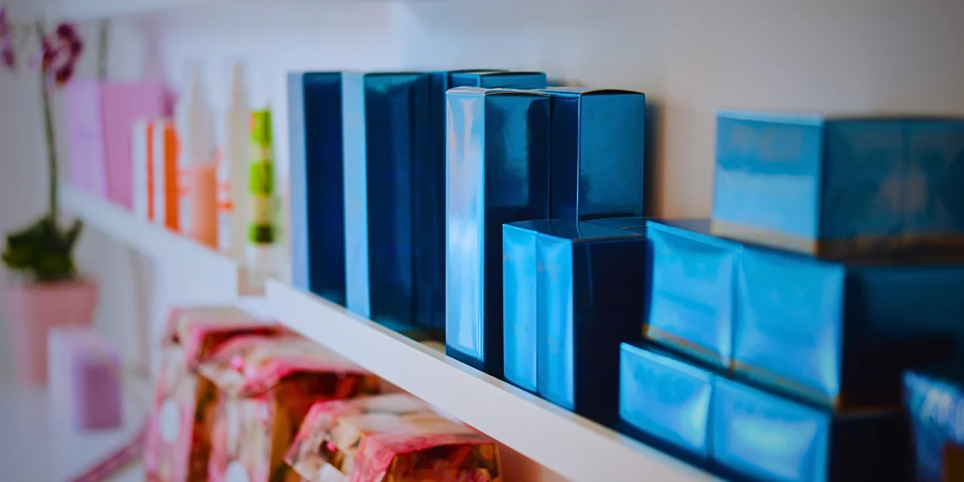 Blueish gift sets for cosmetic bottles in a shop, representing the blog "Cosmetic Gift Sets and Ingredients 2024